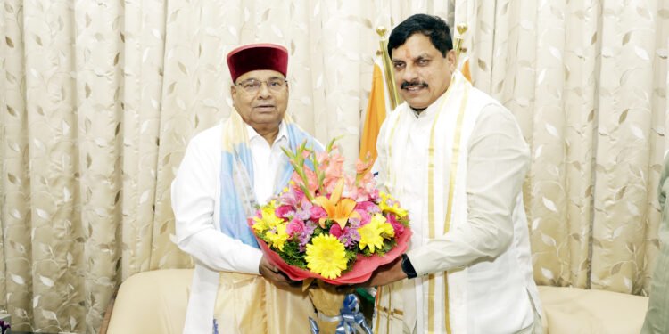 कर्नाटक के राज्यपाल श्री गहलोत के साथ मुख्यमंत्री डॉ. यादव ने की सौजन्य भेंट