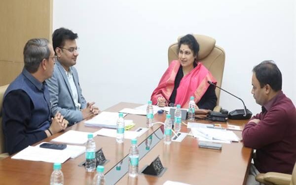 वरिष्ठ अधिकारी समय-समय पर छात्रावासों का निरीक्षण अवश्य करें : राज्य मंत्री श्रीमती गौर