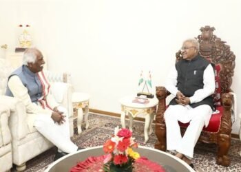 राज्यपाल श्री पटेल से हरियाणा के राज्यपाल श्री बंडारू दत्तात्रेय ने की सौजन्य भेंट ।