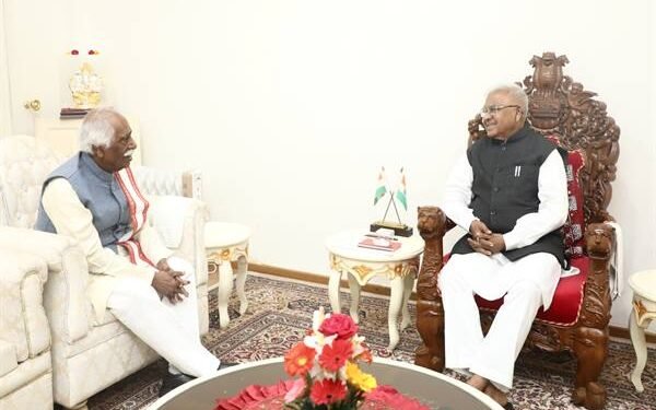 राज्यपाल श्री पटेल से हरियाणा के राज्यपाल श्री बंडारू दत्तात्रेय ने की सौजन्य भेंट ।