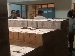 भोपाल में बड़ी कार्रवाई, डेढ़ करोड़ की अवैध शराब जब्त:ट्रक के अंदर शराब को प्लास्टिक दाना बताकर भेजा जा रहा था, 1200 पेटी मिली