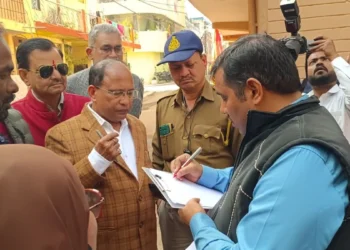भोपाल में गायब मतदाताओं की तलाश में कलेक्टर ने घर-घर दी दस्तक, कहीं लटका मिला ताला तो कहीं मिले रिश्तेदार