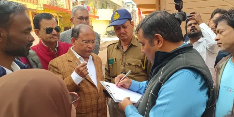 भोपाल में गायब मतदाताओं की तलाश में कलेक्टर ने घर-घर दी दस्तक, कहीं लटका मिला ताला तो कहीं मिले रिश्तेदार