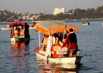 Bhopal में शिकारा के नाम पर ‘लूट’ की बोट… 20 मिनट के 450 रुपये, पर बैठने को जगह नहीं, बड़ी झील में सुरक्षा से खिलवाड़
