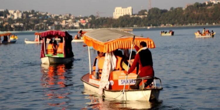 Bhopal में शिकारा के नाम पर ‘लूट’ की बोट… 20 मिनट के 450 रुपये, पर बैठने को जगह नहीं, बड़ी झील में सुरक्षा से खिलवाड़