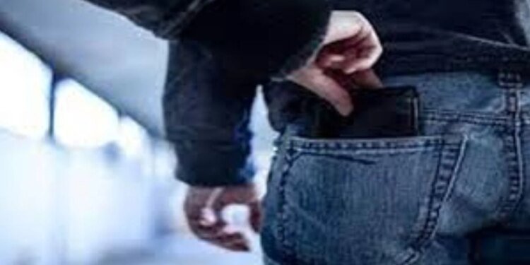 भोपाल मे युवक को लगी दोहरी मार, पहले ट्रेन में चोरी हुआ पर्स, फिर पत्नी के खाते से निकले 50 हजार रुपये