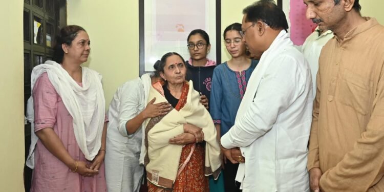 ज्ञानपीठ सम्मानित साहित्यकार विनोद कुमार शुक्ल को मुख्यमंत्री श्री विष्णु देव साय ने दी भावभीनी अंतिम श्रद्धांजलि