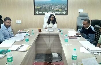 उपार्जन केन्द्रों में समुचित व्यवस्था के साथ धान उठाव में लाए तेजी : कलेक्टर श्रीमती तुलिका प्रजापति