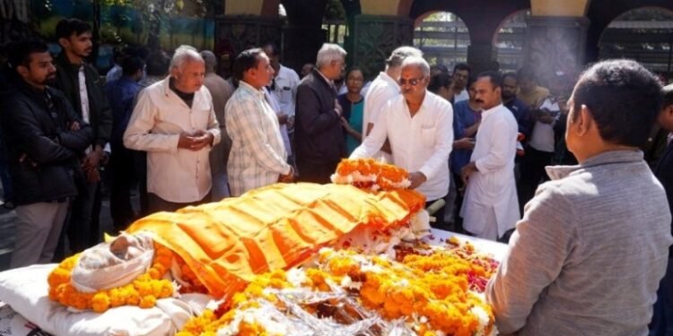 सांसद बृजमोहन ने साहित्यकार विनोद कुमार शुक्ल को दी श्रद्धांजलि