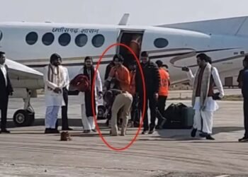 रायपुर एयरपोर्ट पर माना टीआई ने जूते-कैप उतारकर छुए पैर, SSP ने किया लाइन अटैच