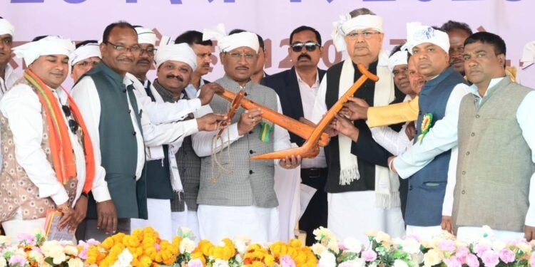 मुख्यमंत्री साय ने किया गैंदसिंह नायक की प्रतिमा का अनावरण