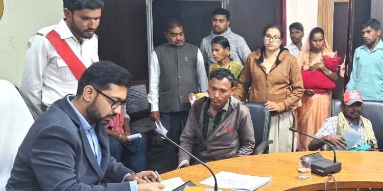 कलेक्टर लंगेह ने जन चौपाल में सुनी लोगों की समस्याएं