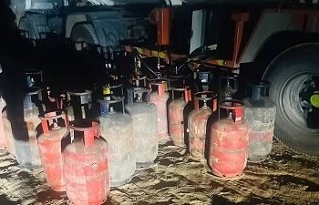 अवैध गैस रिफिलिंग का भंडाफोड़, छह कैप्सूल ट्रक और सैकड़ों सिलेंडर जब्त