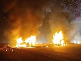 कर्नाटक में स्लीपर बस में आग, 10 जिंदा जले:30 से ज्यादा यात्री सवार थे; चित्रदुर्ग के हिरियूर में लॉरी से टक्कर के बाद हादसा