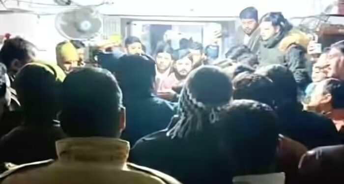 कानपुर: भाजयुमो नगर मंडल मंत्री को चौकी में बंद कर पीटा, कार्यकर्ताओं ने पुलिस थाना घेर लिया