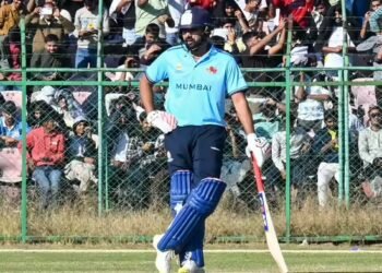 फील्डिंग करते समय फैन ने पूछा वड़ा पाव खाओगे? रोहित शर्मा का जवाब वायरल हो रहा है