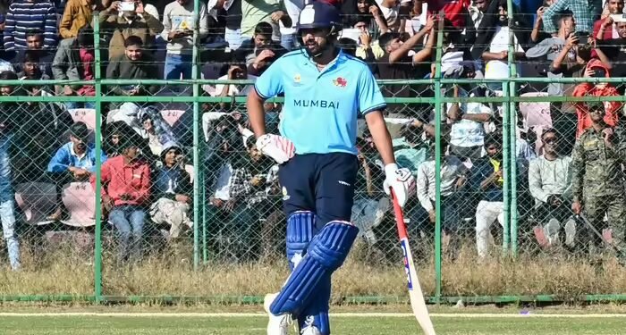 फील्डिंग करते समय फैन ने पूछा वड़ा पाव खाओगे? रोहित शर्मा का जवाब वायरल हो रहा है