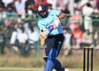 अर्श से फर्श पर ‘हिटमैन’, 155 रन ठोकने के बाद पहली ही गेंद पर आउट हुए रोहित शर्मा, मायूस होकर स्टेडियम से लौटने लगे फैंस