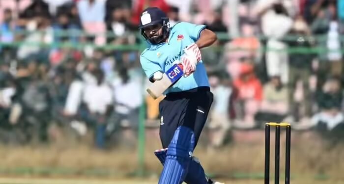 अर्श से फर्श पर ‘हिटमैन’, 155 रन ठोकने के बाद पहली ही गेंद पर आउट हुए रोहित शर्मा, मायूस होकर स्टेडियम से लौटने लगे फैंस