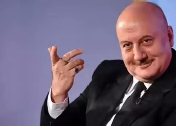 ‘पत्‍नी ने पति को रोते हुए उठाया’ इस वाक्‍य में कौन रो रहा है? अनुपम खेर का सवाल देख चकराया सिर!