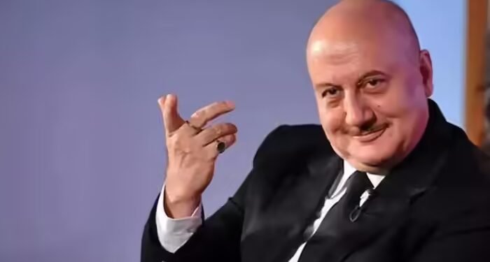 ‘पत्‍नी ने पति को रोते हुए उठाया’ इस वाक्‍य में कौन रो रहा है? अनुपम खेर का सवाल देख चकराया सिर!