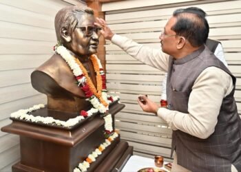 मुख्यमंत्री विष्णु देव साय ने भारत रत्न अटल बिहारी वाजपेयी की प्रतिमा पर माल्यार्पण कर दी श्रद्धांजलि