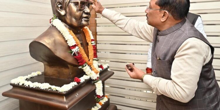 मुख्यमंत्री विष्णु देव साय ने भारत रत्न अटल बिहारी वाजपेयी की प्रतिमा पर माल्यार्पण कर दी श्रद्धांजलि