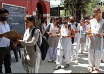 स्कूल कम आने वाली छात्राओं को घर जाकर पढ़ा रहे शिक्षक, 10वीं-12वीं परीक्षा में रिजल्ट शत-प्रतिशत रखने के लिए पहल