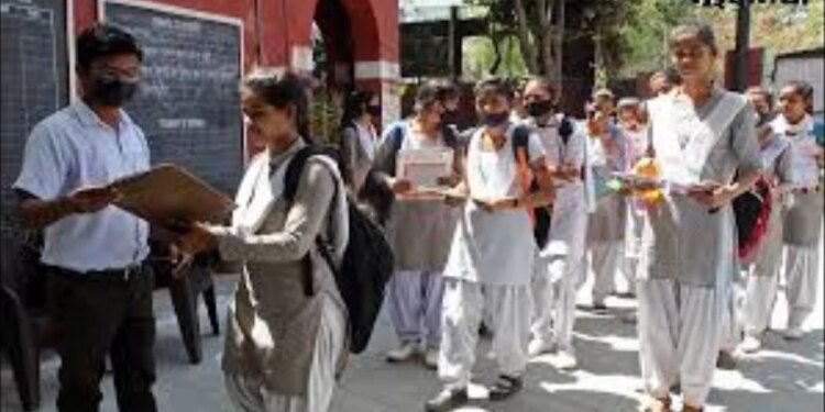 स्कूल कम आने वाली छात्राओं को घर जाकर पढ़ा रहे शिक्षक, 10वीं-12वीं परीक्षा में रिजल्ट शत-प्रतिशत रखने के लिए पहल