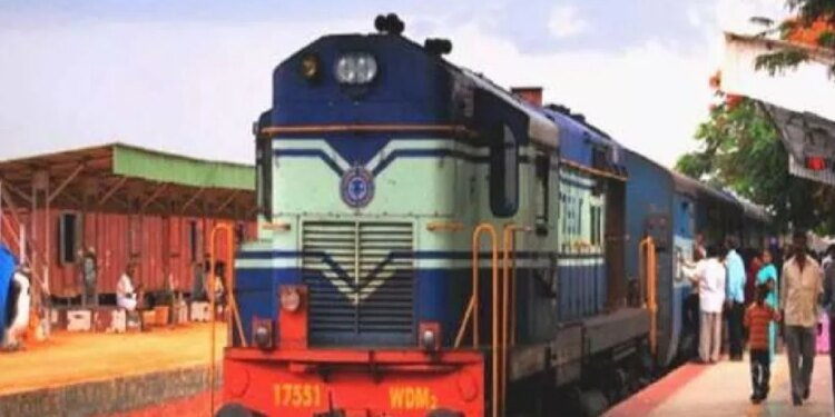 ट्रेन लेट होने पर टिकट कैंसिल करने की न करें गलती, मुआवजे से धो बैठेंगे हाथ