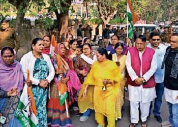 कैलाश विजयवर्गीय के ‘घंटा’ वाले बयान पर मचा बवाल, महिला कांग्रेस ने बंगले के बाहर बजाई घंटियां