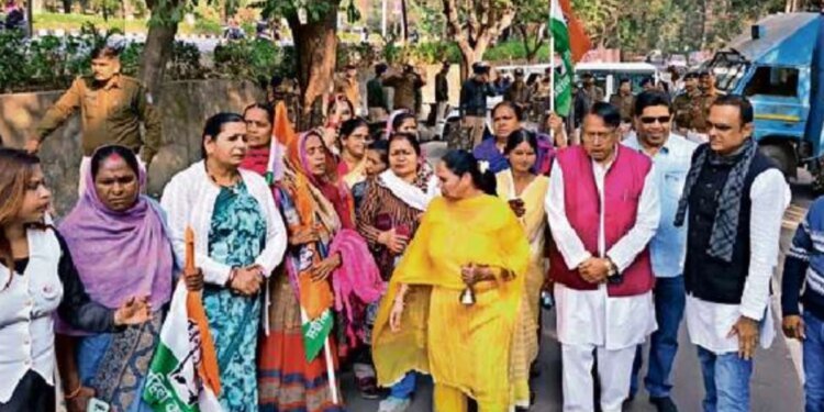 कैलाश विजयवर्गीय के ‘घंटा’ वाले बयान पर मचा बवाल, महिला कांग्रेस ने बंगले के बाहर बजाई घंटियां