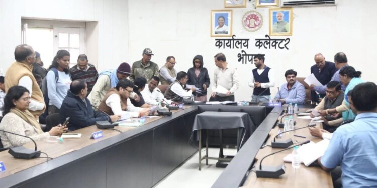 भोपाल में हेल्थ इंश्योरेंस के नाम पर लिए दस्तावेज, खाता खोल किया 5 करोड़ का फर्जीवाड़ा; जनसुनवाई में पीड़ित ने लगाई गुहार