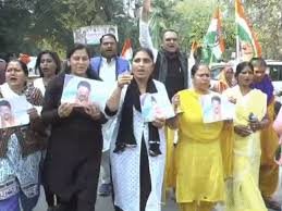 विजयवर्गीय के बंगले के बाहर महिला कांग्रेस ने घंटियां बजाईं