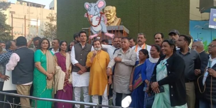 धान घोटाले के खिलाफ कांग्रेस ने निकाली ‘चूहा सम्मान रैली’