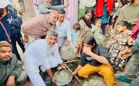 भोपाल की ब्लू-मून कॉलोनी में गंदे पानी को लेकर हंगामा:चार दिन बाद भी पाइप लाइन नहीं सुधारी; सप्लाई होते ही गंदा पानी आने लगा