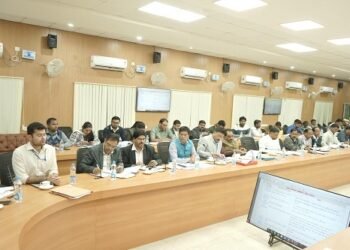 जनहितकारी योजनाओं के प्रभावी क्रियान्वयन करें सुनिश्चितः कलेक्टर