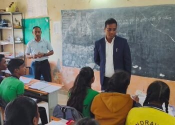 कलेक्टर ने पीएमश्री स्कूल बरमकेला का किया औचक निरीक्षण