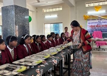 कस्तुरबा गांधी बालिका आवासीय विद्यालय सुलेंगा में न्योता भोज का हुआ आयोजन