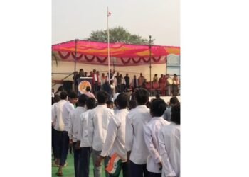 ध्वजारोहण के दौरान जमीन पर गिरा तिरंगा, वायरल वीडियो से मचा हड़कंप