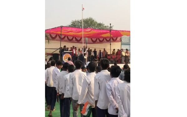 ध्वजारोहण के दौरान जमीन पर गिरा तिरंगा, वायरल वीडियो से मचा हड़कंप