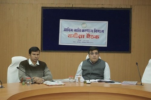 कलेक्टर ने आदिम जाति कल्याण विभाग की ली समीक्षा बैठक
