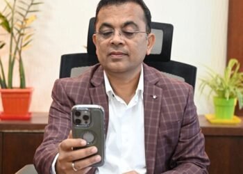 कलेक्टर ने किया बायोमेट्रिक अटेंडेंस दर्ज