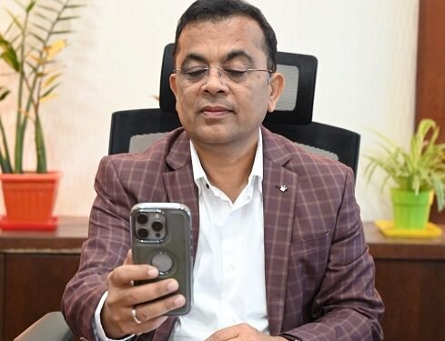 कलेक्टर ने किया बायोमेट्रिक अटेंडेंस दर्ज