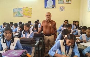 जिला शिक्षा अधिकारी ने विभिन्न शालाओं का किया औचक निरीक्षण