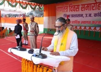 सांसद भोजराज नाग ने फहराया राष्ट्रध्वज, मुख्यमंत्री के संदेश का किया वाचन