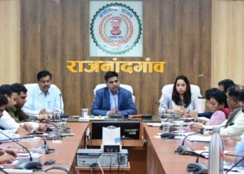 कलेक्टर ने ली साप्ताहिक समय-सीमा की बैठक