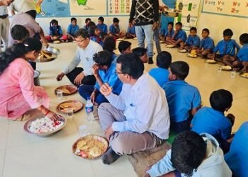 बच्चों के बीच पहुँचे जिला शिक्षा अधिकारी