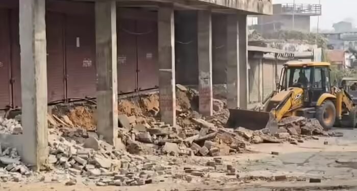 करौली दंगे के आरोपी अमीनुद्दीन खान को बड़ा सबक, अवैध निर्माण पर चला बुलडोजर