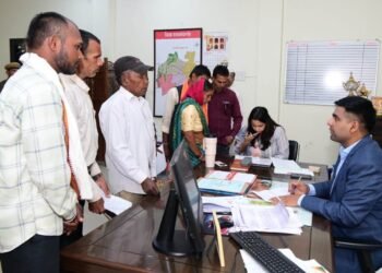 कलेक्टर ने जनदर्शन में संवेदनशीलतापूर्वक सुनी नागरिकों की समस्याएं